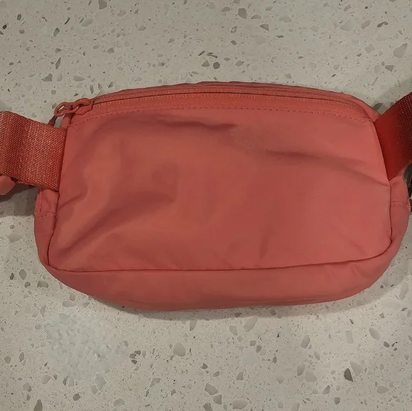 Lululemon Pink Crossbody Bag with Signature Silver Tone Lululemon Logo - Picture 4 of 9
